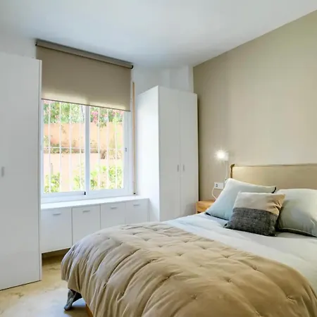 No10 - Beachfront Close To Port, 2 Bedroom, 2 Bathroom, Sleeps 5 Lägenhet