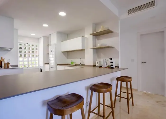 Apartamento No10 - Beachfront Close To Port, 2 Bedroom, 2 Bathroom, Sleeps 5