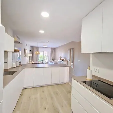 No10 - Beachfront Close To Port, 2 Bedroom, 2 Bathroom, Sleeps 5 דירה