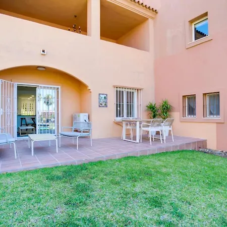 No10 - Beachfront Close To Port, 2 Bedroom, 2 Bathroom, Sleeps 5 דירה *