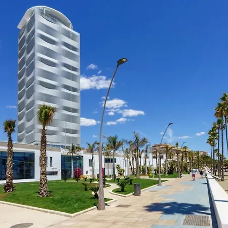 No10 - Beachfront Close To Port, 2 Bedroom, 2 Bathroom, Sleeps 5 דירה אסטפונה
