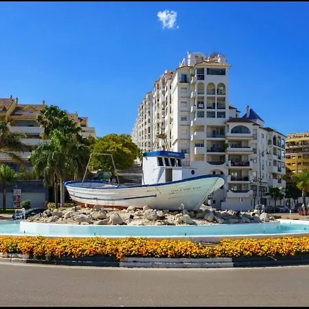 No10 - Beachfront Close To Port, 2 Bedroom, 2 Bathroom, Sleeps 5 דירה אסטפונה