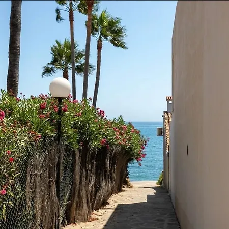 No10 - Beachfront Close To Port, 2 Bedroom, 2 Bathroom, Sleeps 5 * אסטפונה
