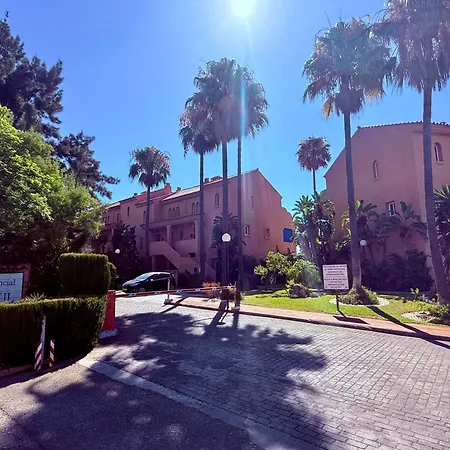 Апартаменти No10 - Beachfront Close To Port, 2 Bedroom, 2 Bathroom, Sleeps 5 *