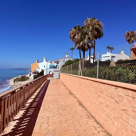 Apartment No10 - Beachfront Close To Port, 2 Bedroom, 2 Bathroom, Sleeps 5