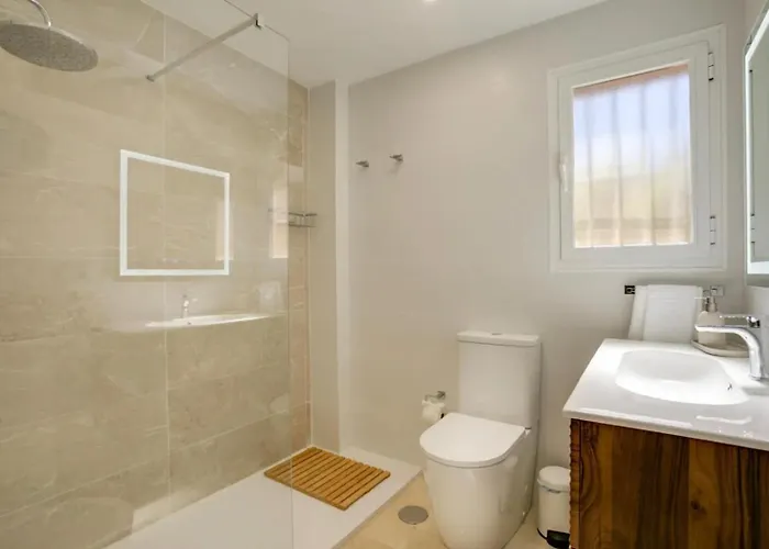 No10 - Beachfront Close To Port, 2 Bedroom, 2 Bathroom, Sleeps 5 *