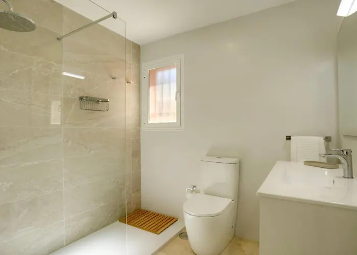 No10 - Beachfront Close To Port, 2 Bedroom, 2 Bathroom, Sleeps 5 Естепона