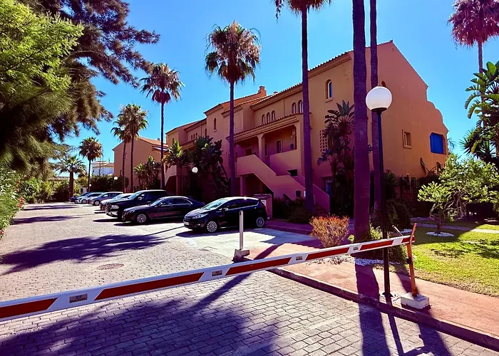 No10 - Beachfront Close To Port, 2 Bedroom, 2 Bathroom, Sleeps 5 アパート エステポナ