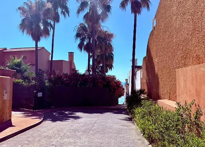 No10 - Beachfront Close To Port, 2 Bedroom, 2 Bathroom, Sleeps 5 *