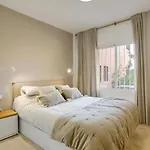 Appartement No10 - Beachfront Close To Port, 2 Bedroom, 2 Bathroom, Sleeps 5