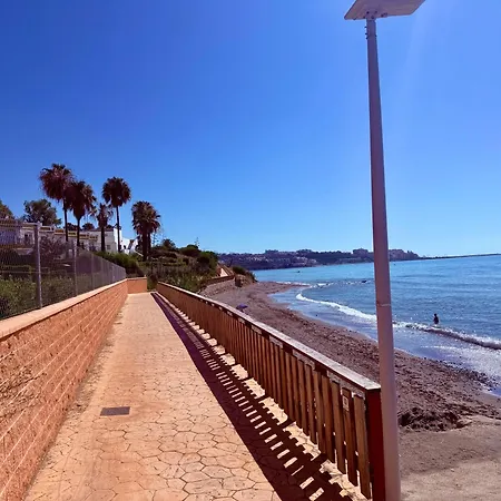 No10 - Beachfront Close To Port, 2 Bedroom, 2 Bathroom, Sleeps 5 Lägenhet *