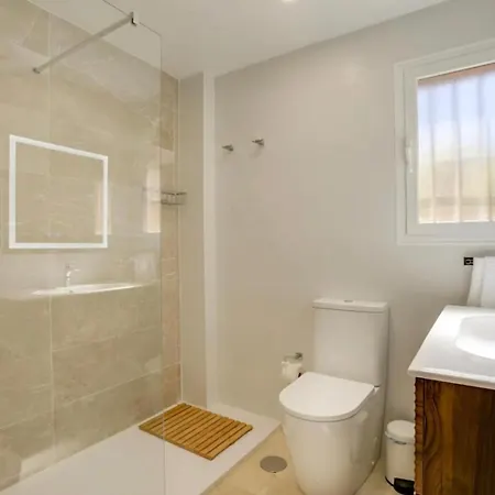 No10 - Beachfront Close To Port, 2 Bedroom, 2 Bathroom, Sleeps 5 *