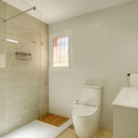 No10 - Beachfront Close To Port, 2 Bedroom, 2 Bathroom, Sleeps 5 에스테포나
