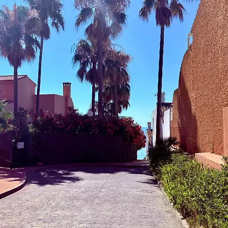 No10 - Beachfront Close To Port, 2 Bedroom, 2 Bathroom, Sleeps 5 *